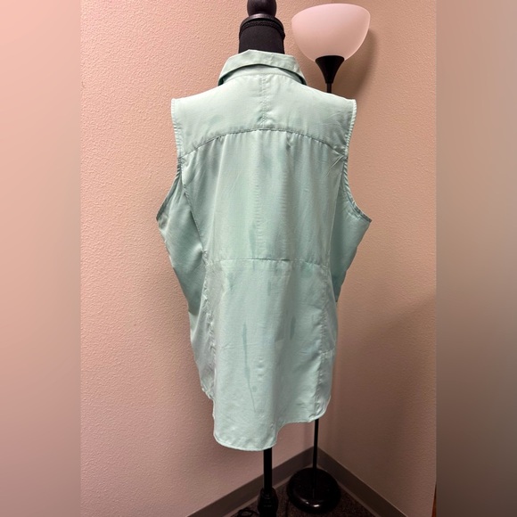 Columbia Sportswear Outdoor Sleeveless Button Down top, pocket and ventilation - Picture 5 of 10